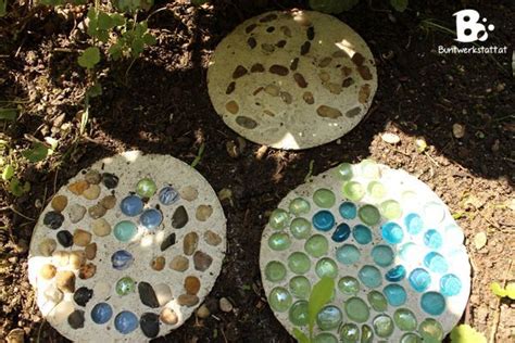 Verleihen sie ihrer landschaftsgestaltung ein wenig flair, indem sie personalisierte trittsteine für den garten herstellen. basteln mit beton schale in 2020 | Trittsteine ...