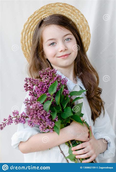 Retrato Da Menina Ao Ar Livre Imagem De Stock Imagem De Felicidade