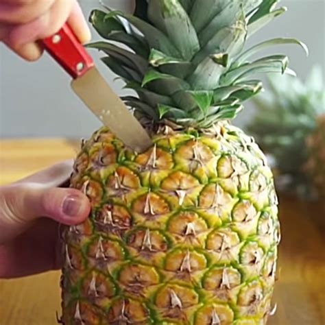 Easy Way To Peel And Eat A Pineapple