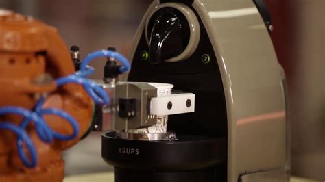 Robot Kuka Sert Du Café Kuka Robot Serving Coffee Youtube