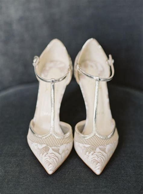 Le tendenze per le scarpe da sposa del 2015 vogliono gli accessori sempre più curati: Scarpe da sposa a #punta in #pizzo con laccetti alla ...