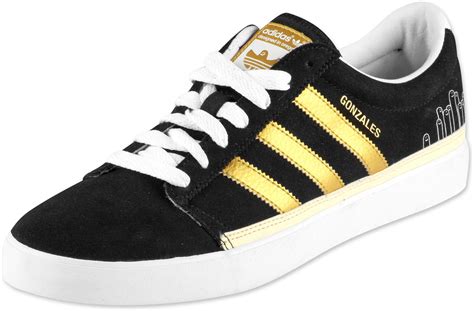 The adidas adipure golf shoe for women not only comes in a sleek design, but it helps improve the overall golf game. Adidas Rayado Lo shoes black gold