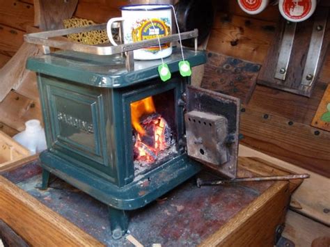 Sep 26, 2016 · extra small wood stoves have gained immense popularity over the past several years because of their convenience and money saving value. SMALL STOVE REVIEW: Navigator Stove Works - Sardine | Tiny ...