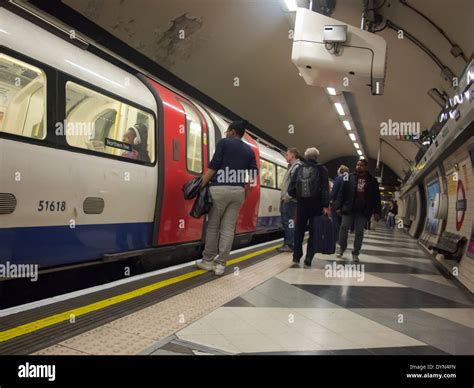 London Underground Platform Doors High Resolution Stock Photography And