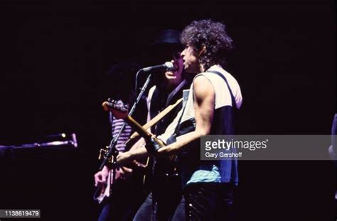 Bob Dylan Tom Petty Photos And Premium High Res Pictures Getty Images