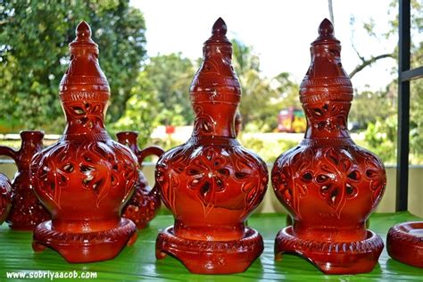 Labu sayong is made from very fine clay soil, which is first pounded into extremely fine powder and then separated from coarser remains and wood (from the there is a labu cottage industry centred around kampung kelapa bendang in sayong, approximately 15 kilometres from kuala kangsar. Perusahaan Labu Sayong Di Kuala Kangsar | www.sobriyaacob.com