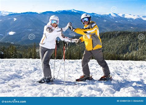 Couples Des Vacances De Ski Photo Stock Image Du Heureux Beau 23484124