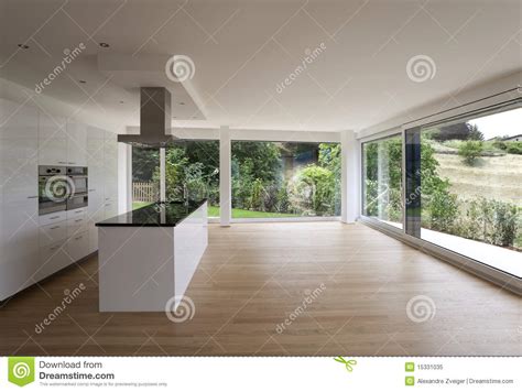 Même type de choix pour les matériaux et les couleurs : Bel Intérieur D'une Maison Moderne Photo libre de droits ...