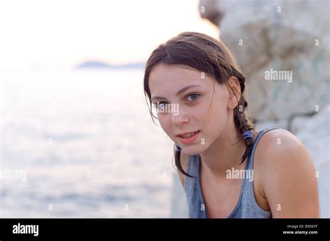 13 Ans Fille à La Plage De Split Croatie Photo Stock Alamy