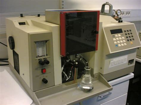 Since samples are usually liquids or solids, the analytic atoms or ions must be vaporized in a flame or graphite furnace. Bestand:Atomic absorption spectroscopy.jpg - Wikipedia