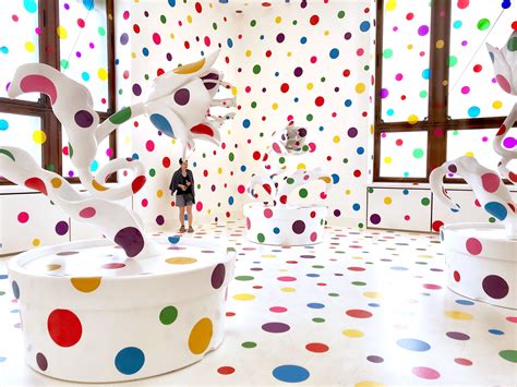 Yayoi Kusama Un Jardín De Las Delicias Con Colores Psicodélicos