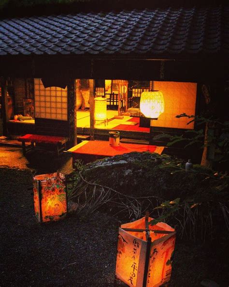 愛宕古道街道灯し その2 ・ 清凉寺から歩いて終点はこの嵯峨鳥居本の平野屋です😉 ・ 夜の平野屋は初めてですが、ほんのり灯る行灯がなんともいい