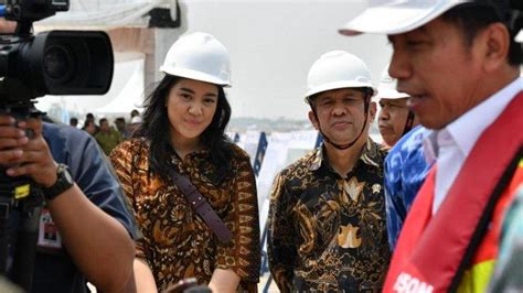 Direktur utama pnm arief mulyadi berharap portofolio pembiayaan syariah program membina ekonomi keluarga sejahtera (mekaar) mencapai 40% dari total pembiayaan. PNM | Jokowi Bawa Dua Staf Khusus Milenial ke Subang Untuk ...