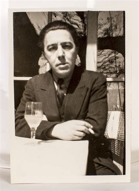 BRETON Photographie originale représentant André Breton attablé