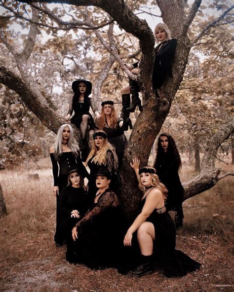 Coven Witch Photoshoot Sesiones De Fotos De Halloween Sesi N Fotogr Fica Sesi N De Fotos Amigas