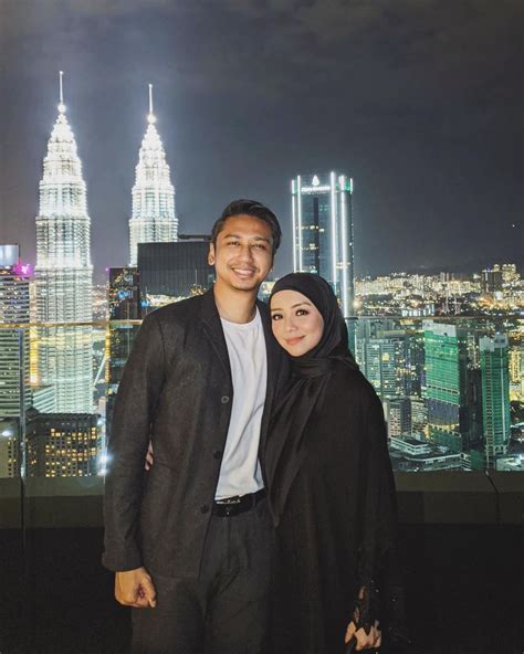 Khabar angin mengatakan beliau sudahpun merisik mira dan bakal melangsungkan pertunangan pada bulan september ini. Jadual Padat, Mira Filzah Sedih Jarang Dapat Berbuka ...