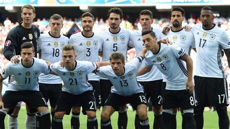 Jetzt hat er sich wohl doch nochmal umentschieden. EM 2016 - DFB-Aufstellung: So könnte Deutschland heute ...