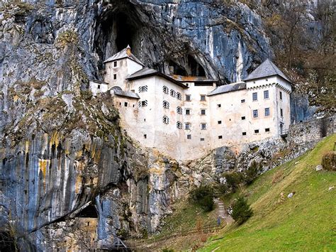 Haunted Castles Around The World Condé Nast Traveler Spooky Castle