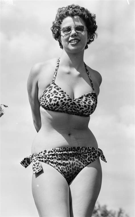 80 Vintage Babes In Bathing Suits To Celebrate That Its 80 Degrees Vintage Swimsuits Vintage