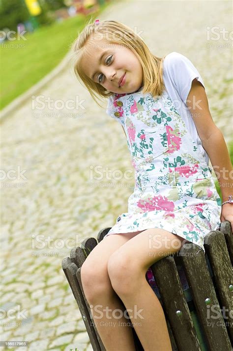 귀여운 소녀만 앉아 쓰레기통 건강한 생활방식에 대한 스톡 사진 및 기타 이미지 건강한 생활방식 공원 귀여운 Istock