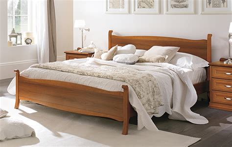 Letto matrimoniale bianco con testata decorazione a traforo. Letto matrimoniale accogliente e dalle linee morbide ...