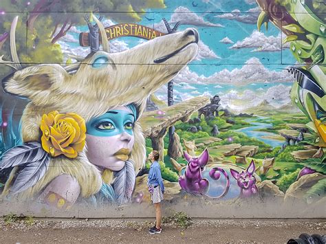 Christiania, insanların duvarların üzerine istedikleri boyamaları yaptığı, kendi evlerini kurduğu ve kendilerine ait kanunlarla yaşadığı özgür ruhlu bir kasaba. wolne-miasto-christiania-kopenhaga-4 - Ja mówię TO ...