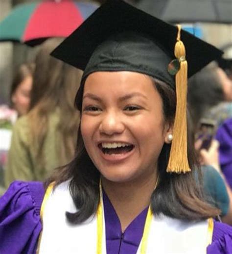 Lisans düzeyinde verilmesi (aslında cum laude verilmez, alınır) daha çok abd'de görülse de, doktora düzeyinde dünya'da yaygındır. Two Filipinas graduate summa cum laude at Wharton, NYU