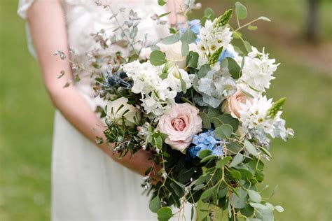 The average australian couple will pay around $1,620 for flowers on their wedding day. What's the average price of wedding flowers?