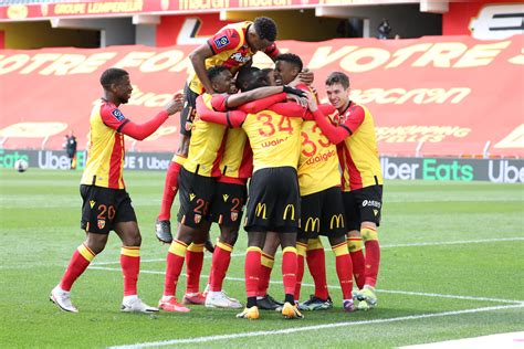 Lens n'a perdu qu'un seul de ses 10 derniers matches à domicile en ligue 1 (3 victoires, 6 nuls), après s'être incliné lors de 4 des 5 précédents (1 arbitre : RC LENS vs LORIENT LIGUE 1 J32 2020-2021 LARGE VICTOIRE ...