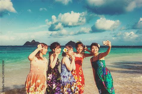 Foto De Group Of Young Japanese Women On Vacation Standing On The Beach In Floral Print