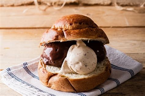 Tagliata e farcita con gelato, con panna, o con entrambi, la brioche col gelato è una specialità tipica siciliana esportata nel resto d'italia; 5 brioche col gelato che devi assaggiare quest'estate a ...