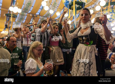 Mädchen Tanzen Auf Dem Tisch Am Oktoberfest München Größte Bierfest Der Welt Stockfotografie Alamy
