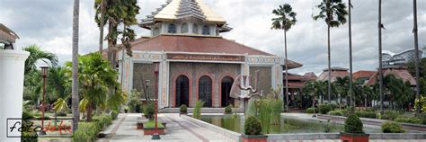 Ugm je eden osrednjih muzejev za moderno in sodobno umetnost v sloveniji z zbirko več kot 3.000 umetniških del slovenskih avtorjev od konca 19. UGM Campus Mosque - Wikipedia