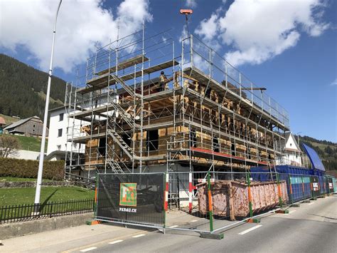 Dahinter sieht man spalierleisten mit lehmputz der runter rieselt. Sanierung Altbau / Ersatzbau ab Decke UG, Alpweidstrasse ...