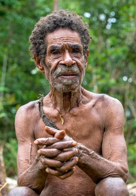 Oldman Del Papuan De La Tribu De Korowai Foto De Archivo Editorial