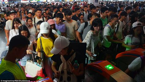 Thousands Of Chinese Tourists Overcrowd Stone Bridge Daily Mail Online