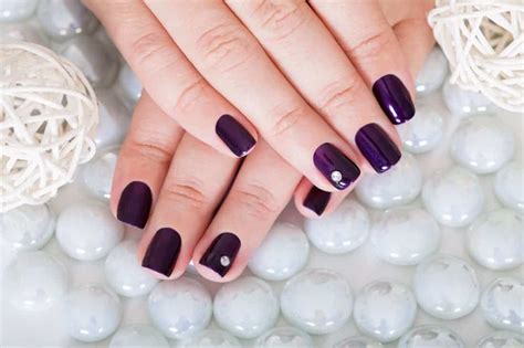 Looking for the best dip powder nail kit? Dip Nail Systems: 10 Best Nail Dipping Powder Brands
