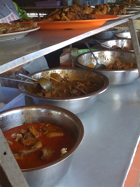 Jika ya maka restoran gulai kampung di bangi ini ada menyediakan pelbagai lauk pauk seperti gulai ayam kampung, gulai tempoyak patin, ketam masak lemak cili api, siput sedut masak lemak & sebagainya. ...kita makan, makan, makan dan makan lagi!!: Breakfast di ...