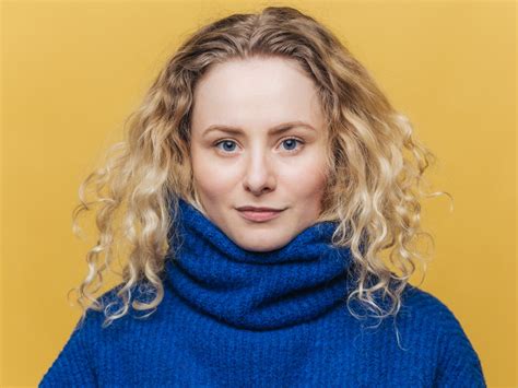 Live in a bubble for the rest of your life. Curly and frizzy hair and how to control the big hair syndrome
