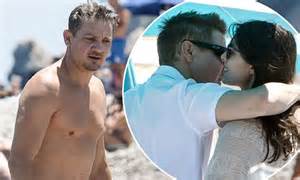 Jeremy Renner Shows Off His Phenomenal Physique As He Hits The Beach Daily Mail Online