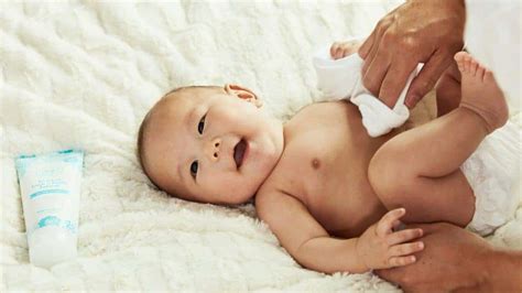 How to wash a baby in the sink. When Should I Give My Newborn a Bath? - First Bath Do's ...