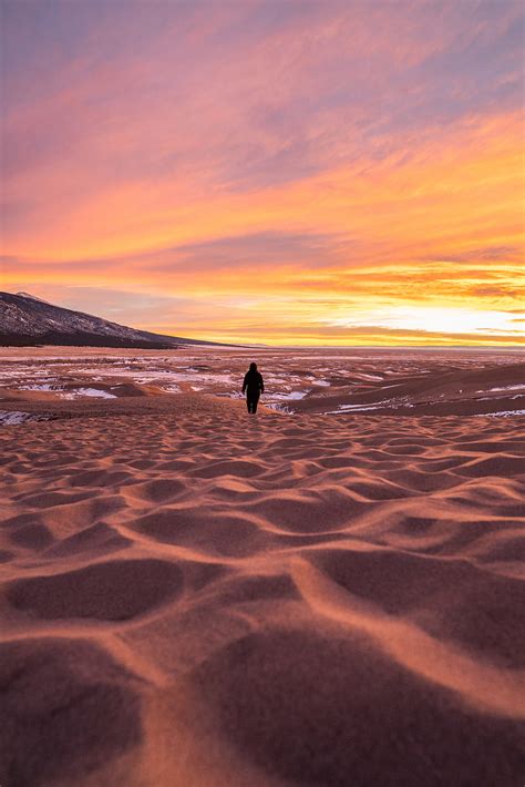 Desert Man Alone Sand Nature Hd Phone Wallpaper Peakpx