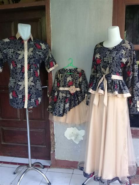 Kain satin memiliki ciri khas permukaan yang halus dan mengkilap. Baju batik...dipadu dengan kain tile dan satin..cantik sekali😍😍 | Pakaian wanita, Model baju ...