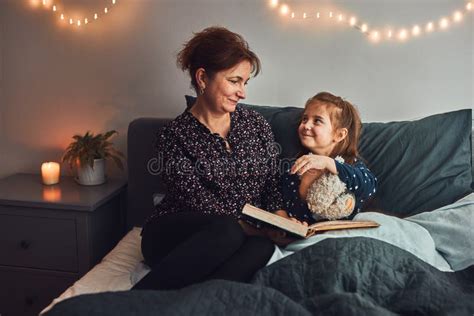 Madre Leyendo Libro Su Hija En La Cama Antes De Ir A Dormir Cuentos