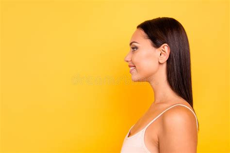 Fim Acima De Surpreendente Bonito Da Foto Lateral Do Perfil Sua Senhora Olha O Espaço Vazio