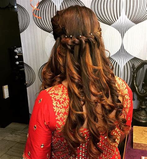 Finish with a hairspray to hold your curls from the ceremony to the reception (and maybe until your with all these curly wedding hairstyles, you'll definitely radiate beauty on your wedding day. Bridal Hairstyles Ideas For Reception - 2019 Trendy Reception Hairstyles | POPxo