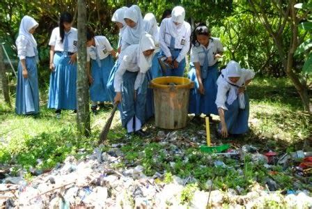 Manfaat menjaga kebersihan lingkungan sekolah. Essay Kebersihan dan Kesehatan Lingkungan Sekolah | PMR ...