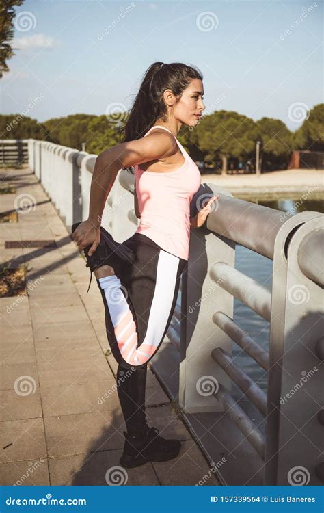 Mujer Latina Hace MÃºsculo EstirÃndose Frente a Un Lago Y VistiÃndose