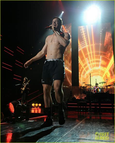 Dan Reynolds Shows Off Eight Pack While Going Shirtless During Imagine Dragons Show Photo
