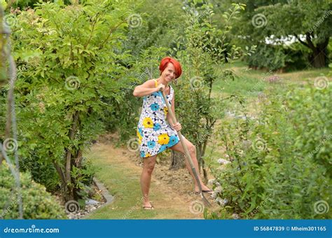 Erwachsene Rothaarige Frau Die Den Blumen Garten Harkt Stockbild Bild Von Gärtner Aufgabe